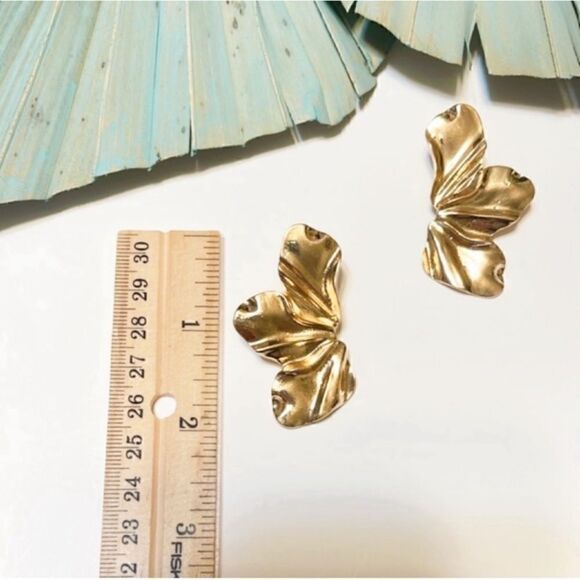 Flower statement earrings in gold #197 - Picture 5 of 6